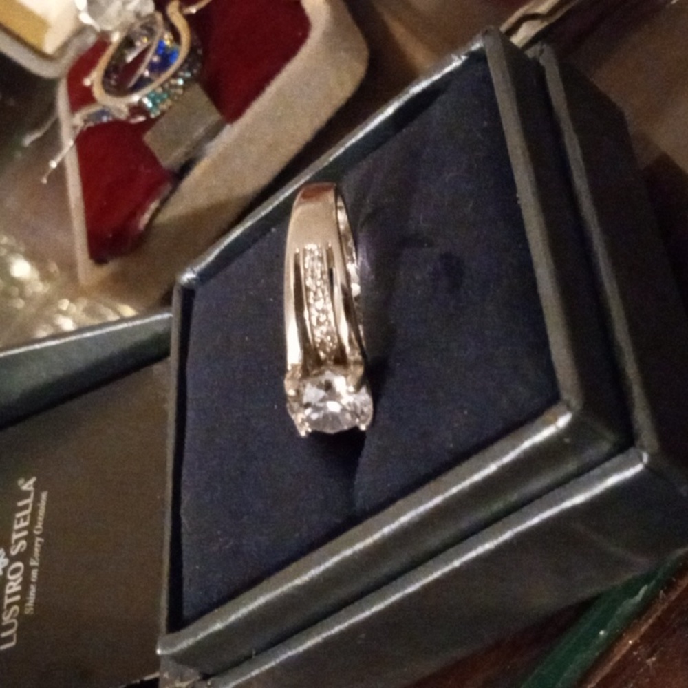 Gorgeous Diamond ring. - Picture 4 of 9